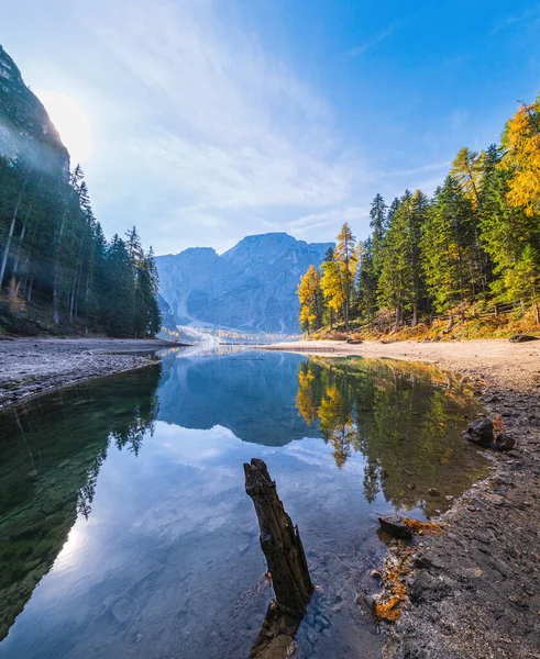 Herbstlich friedlicher Alpensee oder Pragser Wildsee. fanes-sen — Stockfoto