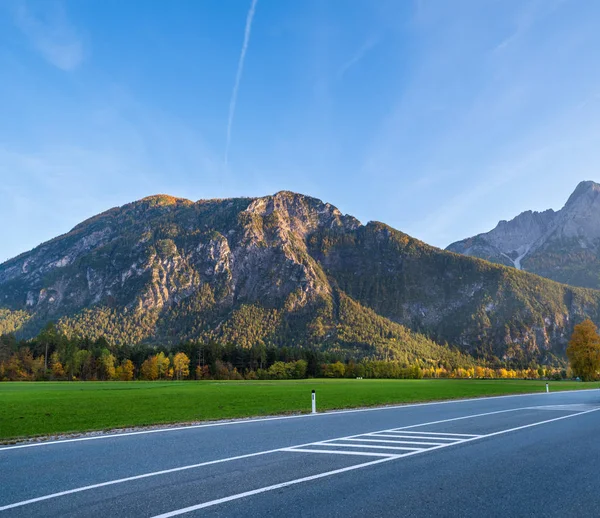 Autumn Alps mountain evening road view from Felbertauernstrasse — Stockfoto