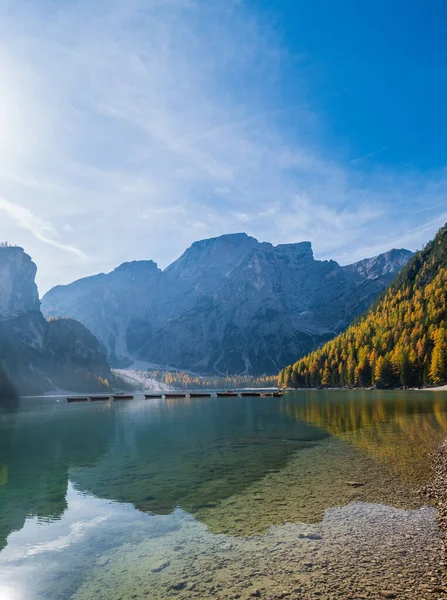 Осень мирное альпийское озеро Braies или Pragser Wildsee. Доломиты — стоковое фото