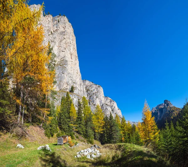Jesienna scena górska Dolomitów Alpejskich, Sudtirol, Włochy. — Zdjęcie stockowe