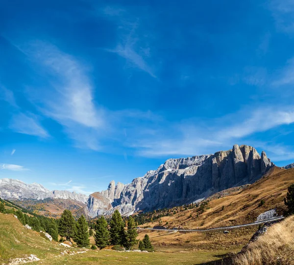 Herfst alpine Dolomieten rotsachtige bergwereld, Sudtirol, Italië. — Stockfoto