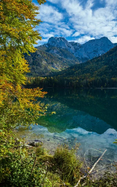 秋天平静的阿尔卑斯山湖水清澈透明 — 图库照片