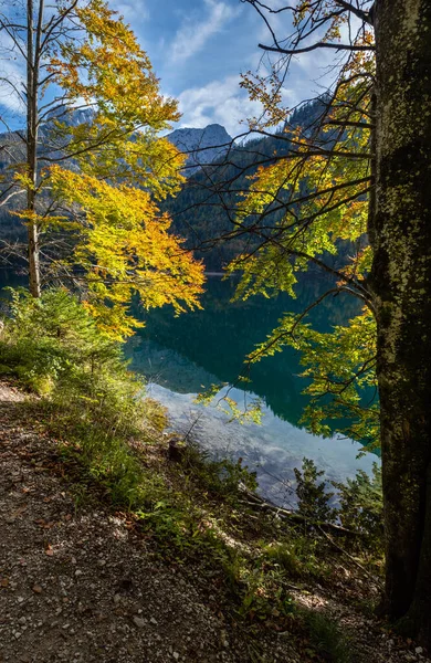Ειρηνικές Άλπεις φθινόπωρο ορεινή λίμνη με σαφή διαφανή νερά — Φωτογραφία Αρχείου