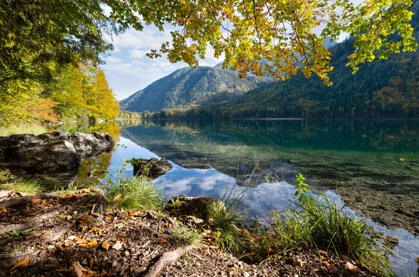Békés ősz Alpok hegyi tó tiszta, átlátszó vízzel — Stock Fotó