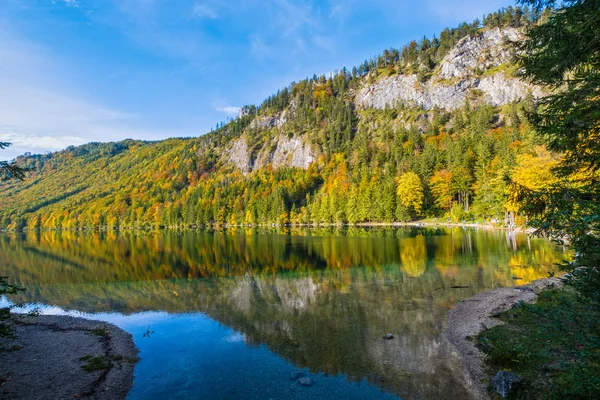 Klidné podzimní Alpy horské jezero s průzračnou průzračnou vodou — Stock fotografie