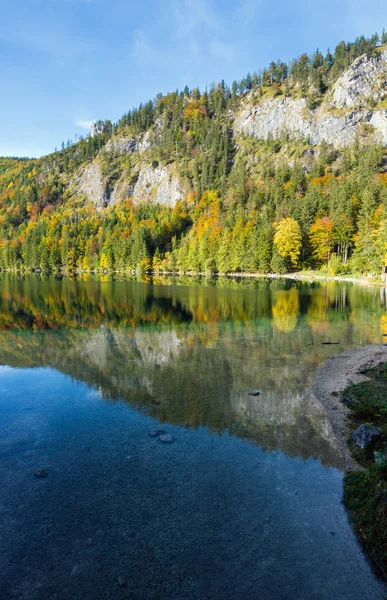 Tranquillo autunno Alpi lago di montagna con acqua limpida e trasparente — Foto Stock