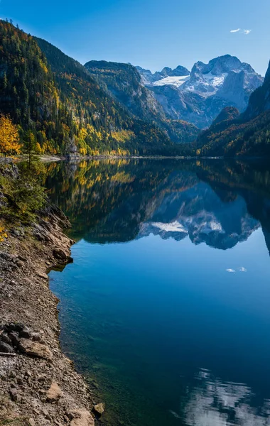 Lago sereno de los Alpes otoñales con aguas transparentes — Foto de Stock