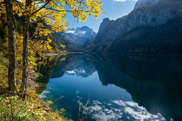 Klidné podzimní Alpy horské jezero s průzračnou průzračnou vodou — Stock fotografie