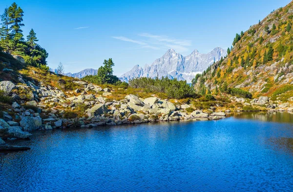 Lugn höst Alperna fjällsjö med klart transparent vatten och — Stockfoto