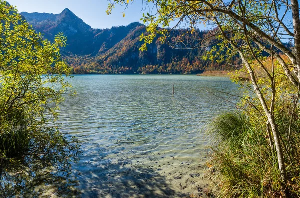 Peaceful Autumn Alps mountain lake Offensee lake, Salzkammergut, — Stock Photo, Image