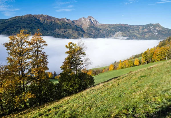 Spokojny jesienny poranek widok na góry ze ścieżki turystycznej fro — Zdjęcie stockowe
