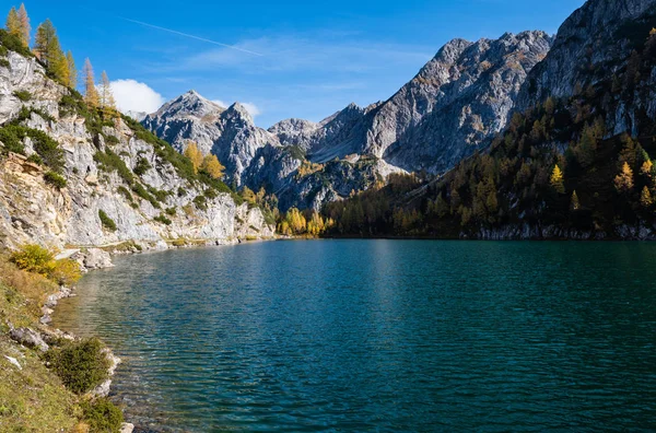 Slunečné podzimní alpské Tappenkarsee jezero a skalnaté hory nad, — Stock fotografie