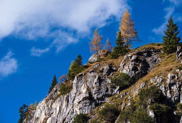 Podzimní Alpy skalnaté vrcholy pohled z turistické stezky, Kleinarl, — Stock fotografie