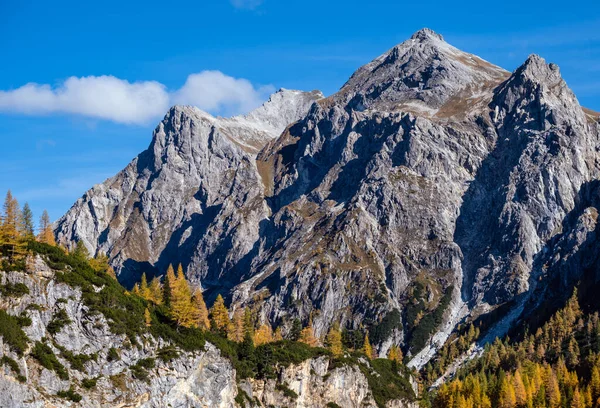 Sonbahar Alpleri kayalık dağ zirveleri yürüyüş yolundan görünüyor, Kleinarl, — Stok fotoğraf