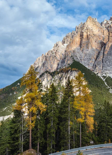 Outono manhã alpino Dolomitas cena montanha. Valparo pacífico — Fotografia de Stock