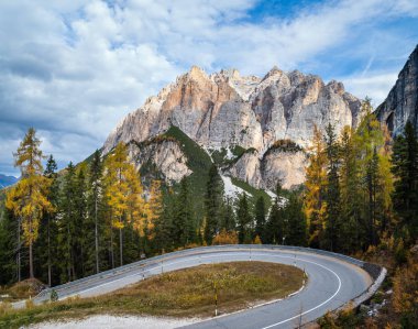 Sonbahar sabahı Dolomitler dağ manzarası. Huzurlu Valparo