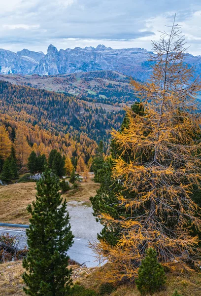 Bedeckter Morgen Herbst alpine Dolomiten Berglandschaft. Friedensgebet — Stockfoto