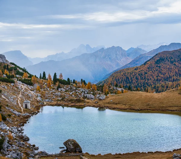 Sonbahar sabahları bulutlu Dolomitler dağ manzarası. Barış yanlısı. — Stok fotoğraf