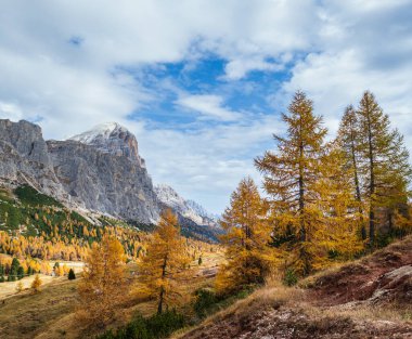 Güneşli sonbahar Alpleri Dolomitler Dağ Sahnesi, Sudtirol,