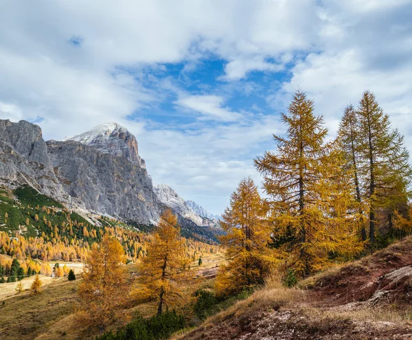 Sunny colorful autumn alpine Dolomites mountain scene, Sudtirol, — Stock Photo, Image