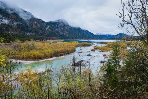 Otoño nublado Lago Sylvenstein en el río Isar, Karwendel Bavari — Foto de Stock