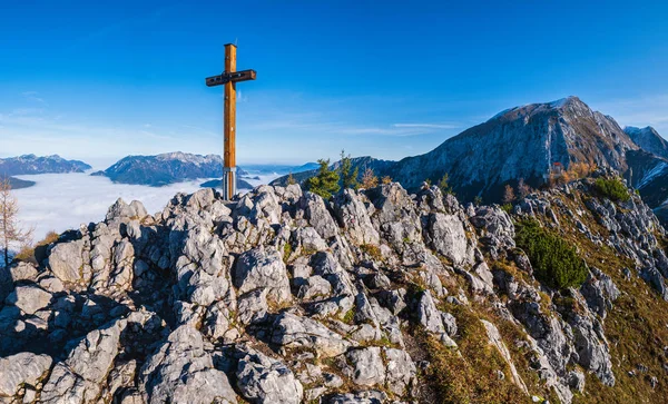 Podzimní Alpy horské mlhavé ráno pohled z Jenner vyhlídkové plošiny — Stock fotografie