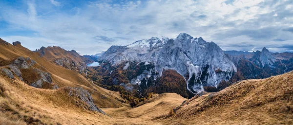 Sonbahar Dolomites dağ manzarası Pordoi P arasındaki yürüyüş yolundan — Stok fotoğraf
