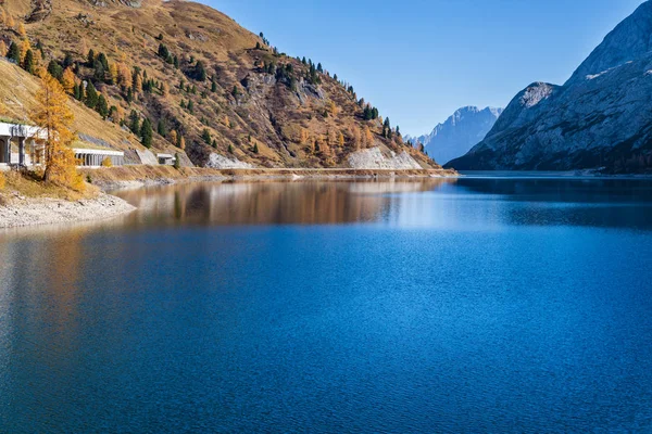 Otoño alpino Fedaia montaña Lago y Paso, Trentino, Dolomitas —  Fotos de Stock