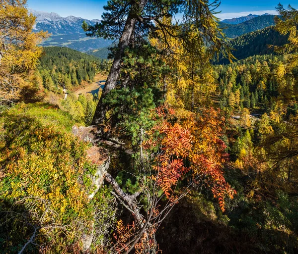 Ruhigen Herbst Alpen Bergsee mit klarem, transparentem Wasser und — Stockfoto