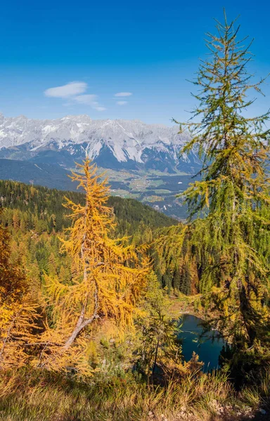 Ruhigen Herbst Alpen Bergsee mit klarem, transparentem Wasser und — Stockfoto