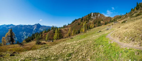 Otoño pacífico Alpes montaña vista soleada desde la ruta de senderismo de D —  Fotos de Stock