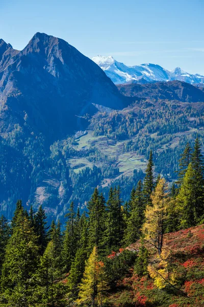 Klidné podzimní Alpy hora slunný pohled z turistické stezky od D — Stock fotografie