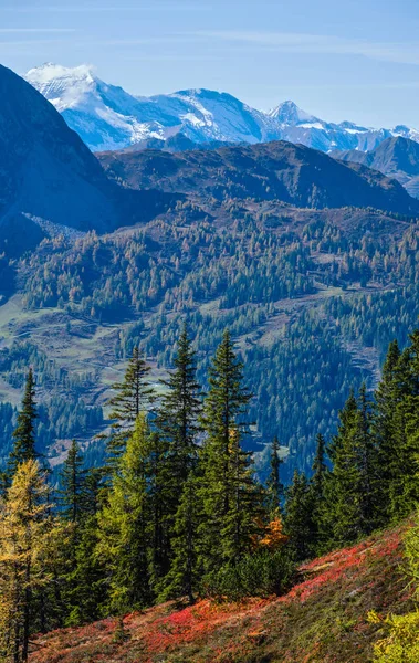 Klidné podzimní Alpy hora slunný pohled z turistické stezky od D — Stock fotografie