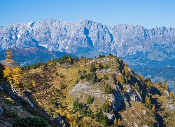 Γαλήνιος φθινόπωρο Άλπεις βουνό ηλιόλουστη θέα από μονοπάτι πεζοπορίας από D — Φωτογραφία Αρχείου