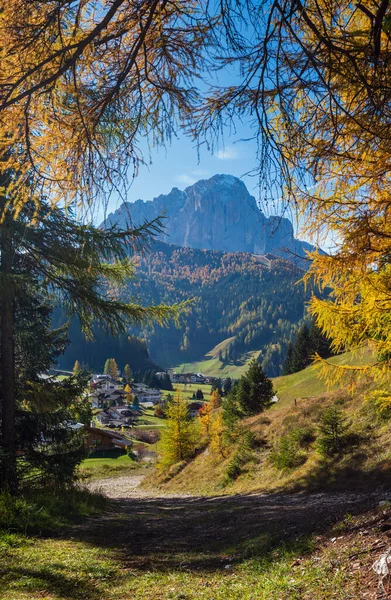 Otoño alpino Dolomitas escena de montaña rocosa, Sudtirol, Italia . —  Fotos de Stock