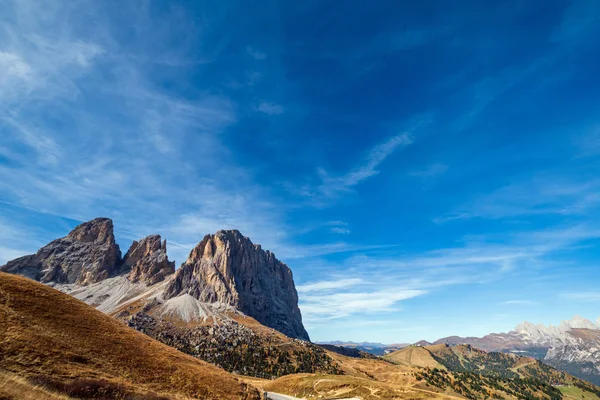 Herfst alpine Dolomieten rotsachtige bergwereld, Sudtirol, Italië. — Stockfoto