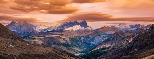 Autumn alpine Dolomites mountain dramatic sunset scene near Pord — 스톡 사진