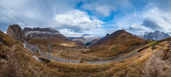 Herfst Dolomieten bergwereld van wandelpad tussen Pordoi P — Stockfoto