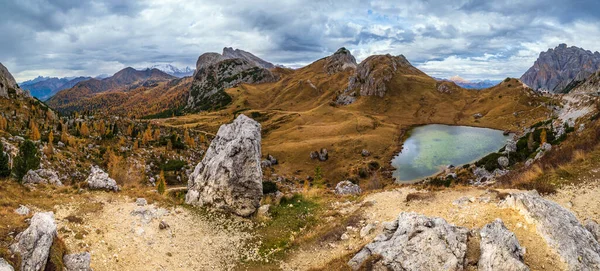 Overcast Manhã Outono Alpino Dolomites Cena Montanha Caminho Pacífico Valparola — Fotografia de Stock