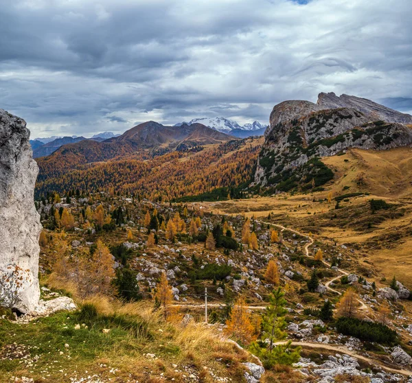 가을이면 가을이 알프스 산맥이 나타난다 이탈리아 벨루노에 파라의 오솔길 보이는 — 스톡 사진