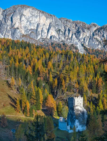 イタリア サニー秋の高山ドロマイト山のシーン ファルザレッゴの道とアンドラス城の景色の遺跡 絵のような旅行 自然と田舎の美しさのコンセプトシーン — ストック写真