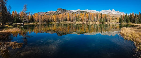 Lago Alpino Autunnale Vicino Passo San Pellegrino Trentino Alpi Dolomiti — Foto Stock