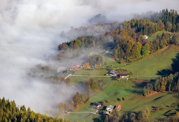 ドイツのバイエルン州 ショナウ コニグゼーのジェンナー展望台からの秋のアルプスの山霧の朝の眺め 絵のような旅 季節と自然の美しさの背景シーン — ストック写真