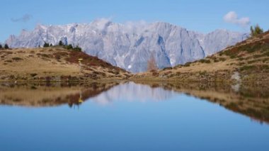 Sonbahar Alpleri Kleiner Paarsee veya Paarseen Gölü, Dorfgastein, Land Salzburg, Avusturya. Alps Hochkonig kayalık dağ grubu çok uzakta. Resimli yürüyüş, mevsimlik ve doğa güzelliği konsepti..