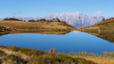 Sonbahar Alpleri Kleiner Paarsee veya Paarseen Gölü, Dorfgastein, Land Salzburg, Avusturya. Alps Hochkonig kayalık dağ grubu çok uzakta. Resimli yürüyüş, mevsimlik ve doğa güzelliği konsepti..