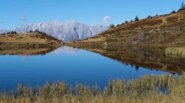 Sonbahar Alpleri Kleiner Paarsee veya Paarseen Gölü, Dorfgastein, Land Salzburg, Avusturya. Alps Hochkonig kayalık dağ grubu çok uzakta. Resimli yürüyüş, mevsimlik ve doğa güzelliği konsepti..