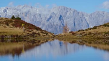 Sonbahar Alpleri Kleiner Paarsee veya Paarseen Gölü, Dorfgastein, Land Salzburg, Avusturya. Alps Hochkonig kayalık dağ grubu çok uzakta. Resimli yürüyüş, mevsimlik ve doğa güzelliği konsepti..