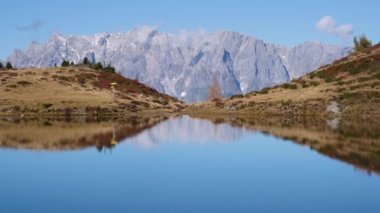 Sonbahar Alpleri Kleiner Paarsee veya Paarseen Gölü, Dorfgastein, Land Salzburg, Avusturya. Alps Hochkonig kayalık dağ grubu çok uzakta. Resimli yürüyüş, mevsimlik ve doğa güzelliği konsepti..