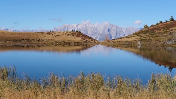 秋の高山クラインパーシーまたは見事な湖 Dorfgasein 土地ザルツブルク オーストリア 遠くにアルプスHochkonig岩の山のグループビュー 絵のように美しいハイキング 自然の美しさのコンセプトシーン — ストック動画
