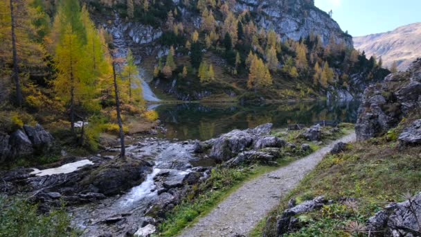 山のハイキングパスからの秋の高山のストリームビューTappkarsee Kleinarl 土地ザルツブルク オーストリア 絵のように美しいハイキング 自然の美しさのコンセプトシーン — ストック動画